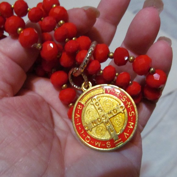 Saint Benedict medal on stretch bracelet with red glass beads - Picture 2 of 3